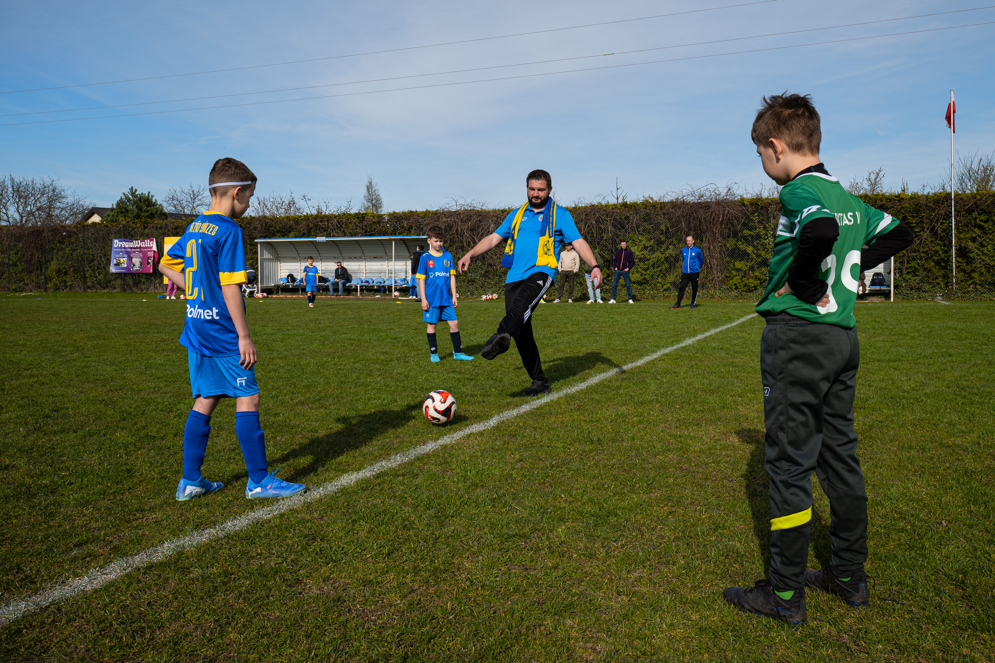 POL-MET wspiera młodych sportowców – nowe stroje dla Naprzód Skórzec
