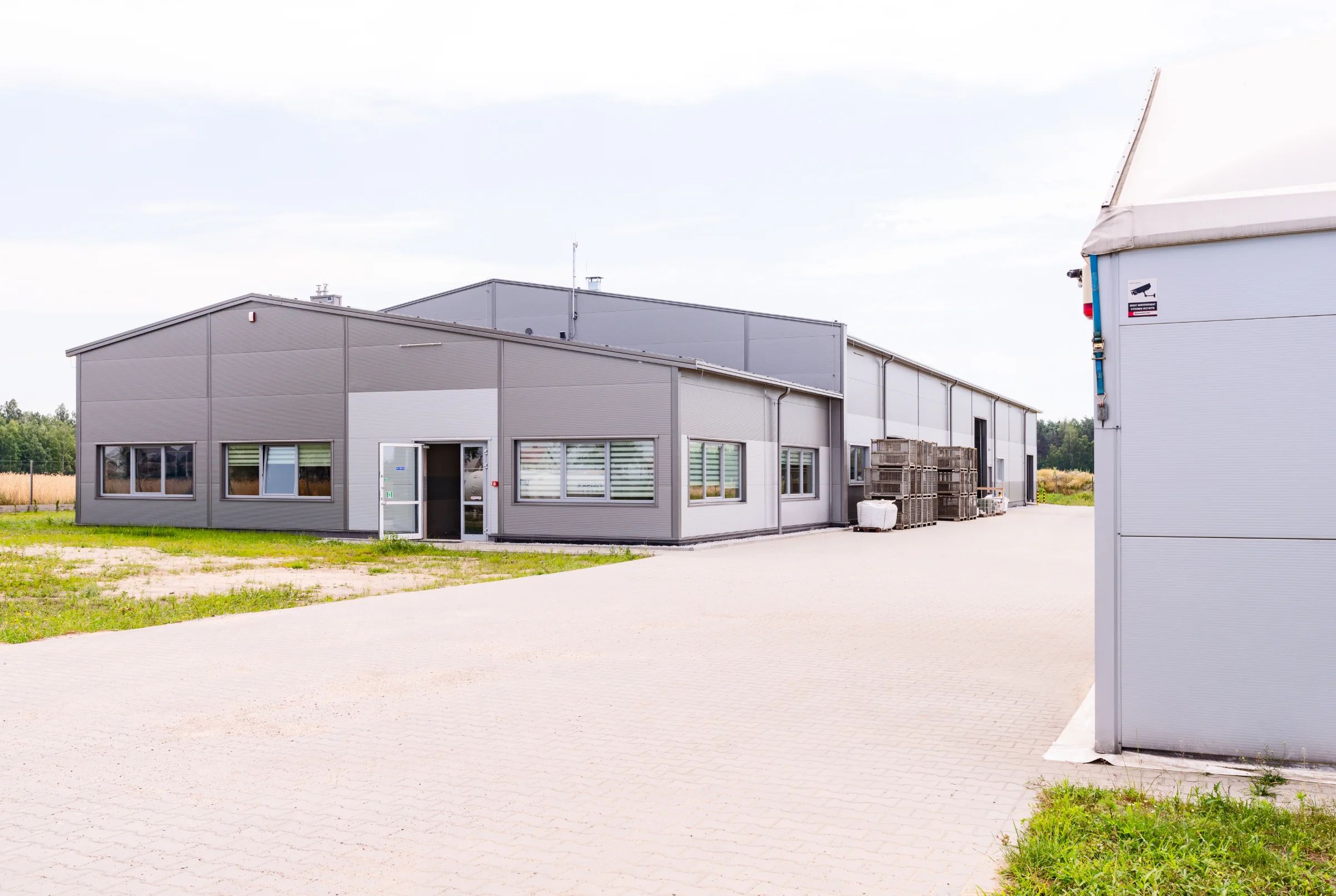 Hala produkcyjna w Lubicach k. Kołbieli