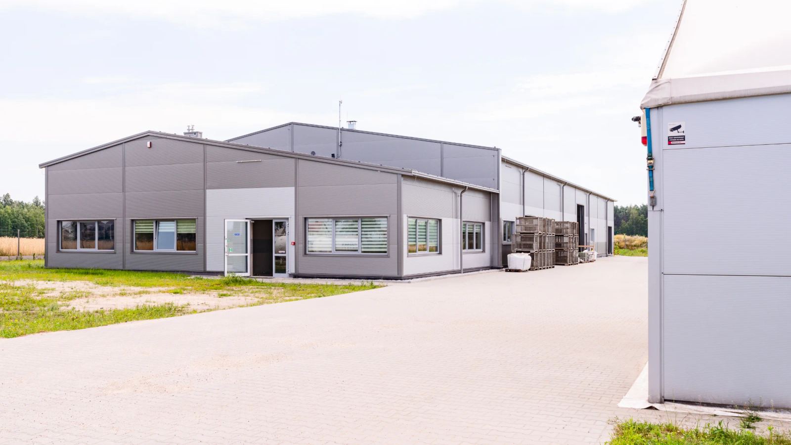 Hala produkcyjna w Lubicach k. Kołbieli