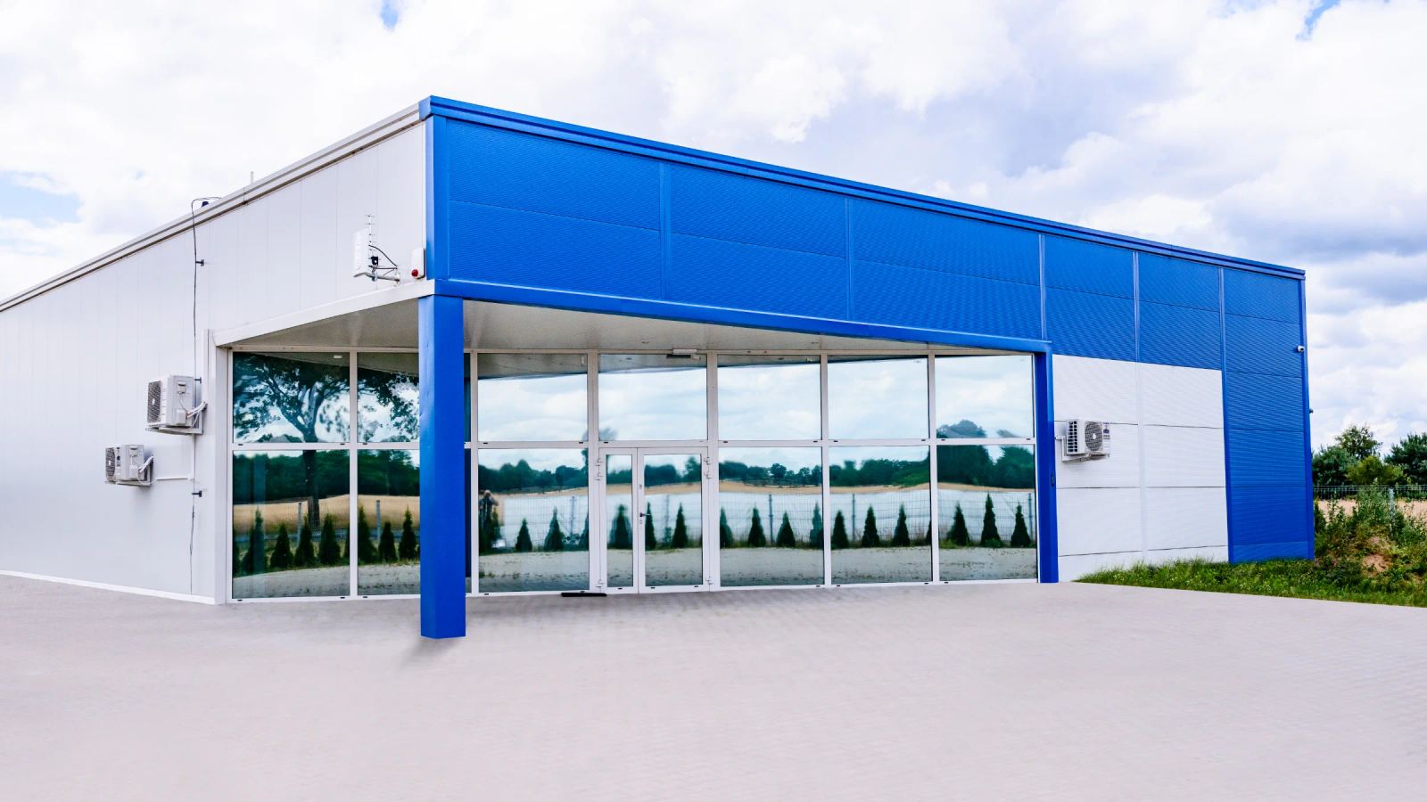Hala magazynowo-usługowa stalowa 1600 m² dla branży odzieżowej w Kucinach