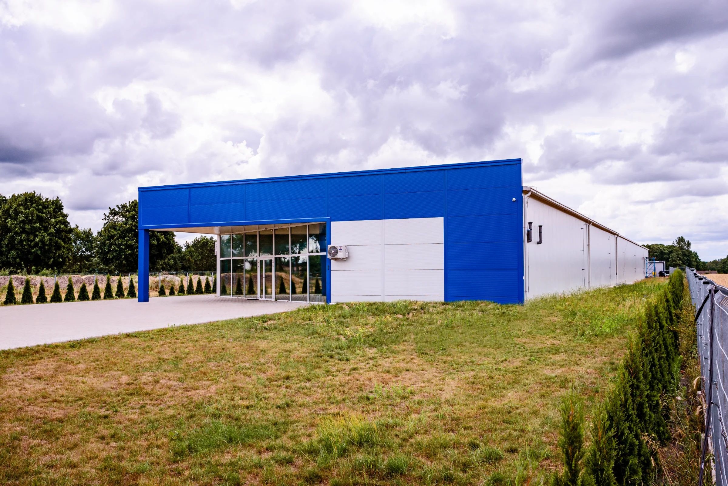 Hala magazynowo-usługowa stalowa 810 m² dla branży odzieżowej w Kucinach