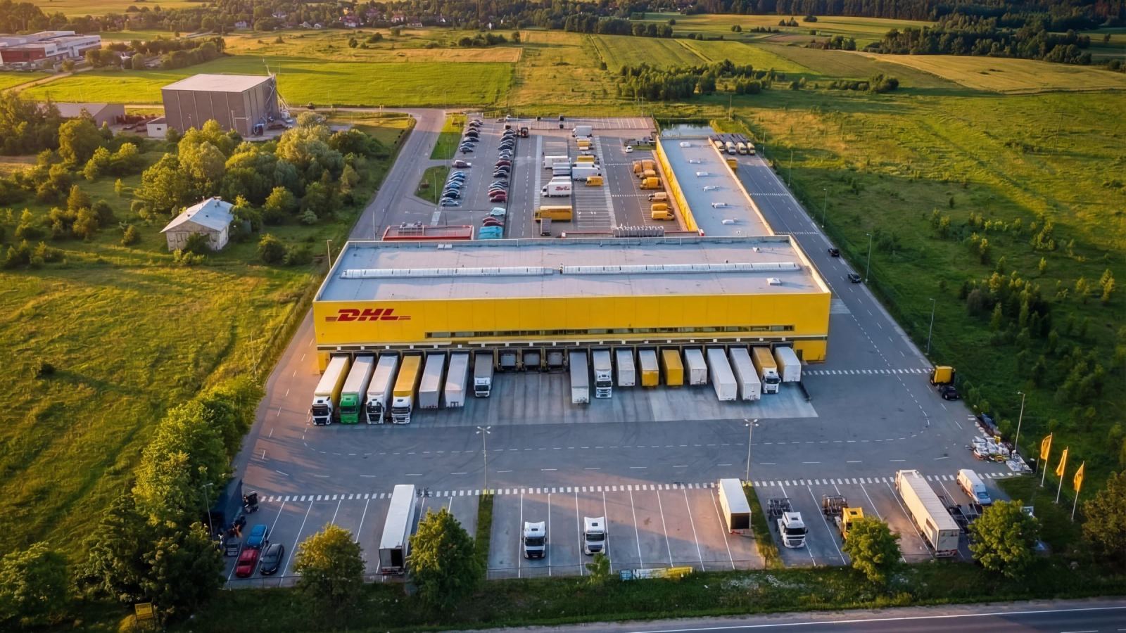 Hala logistyczna z sortownią przesyłek i biurowcem w Tuchomiu