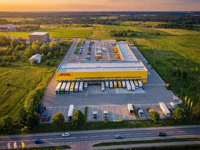 Hala logistyczna z sortownią przesyłek i biurowcem w Tuchomiu