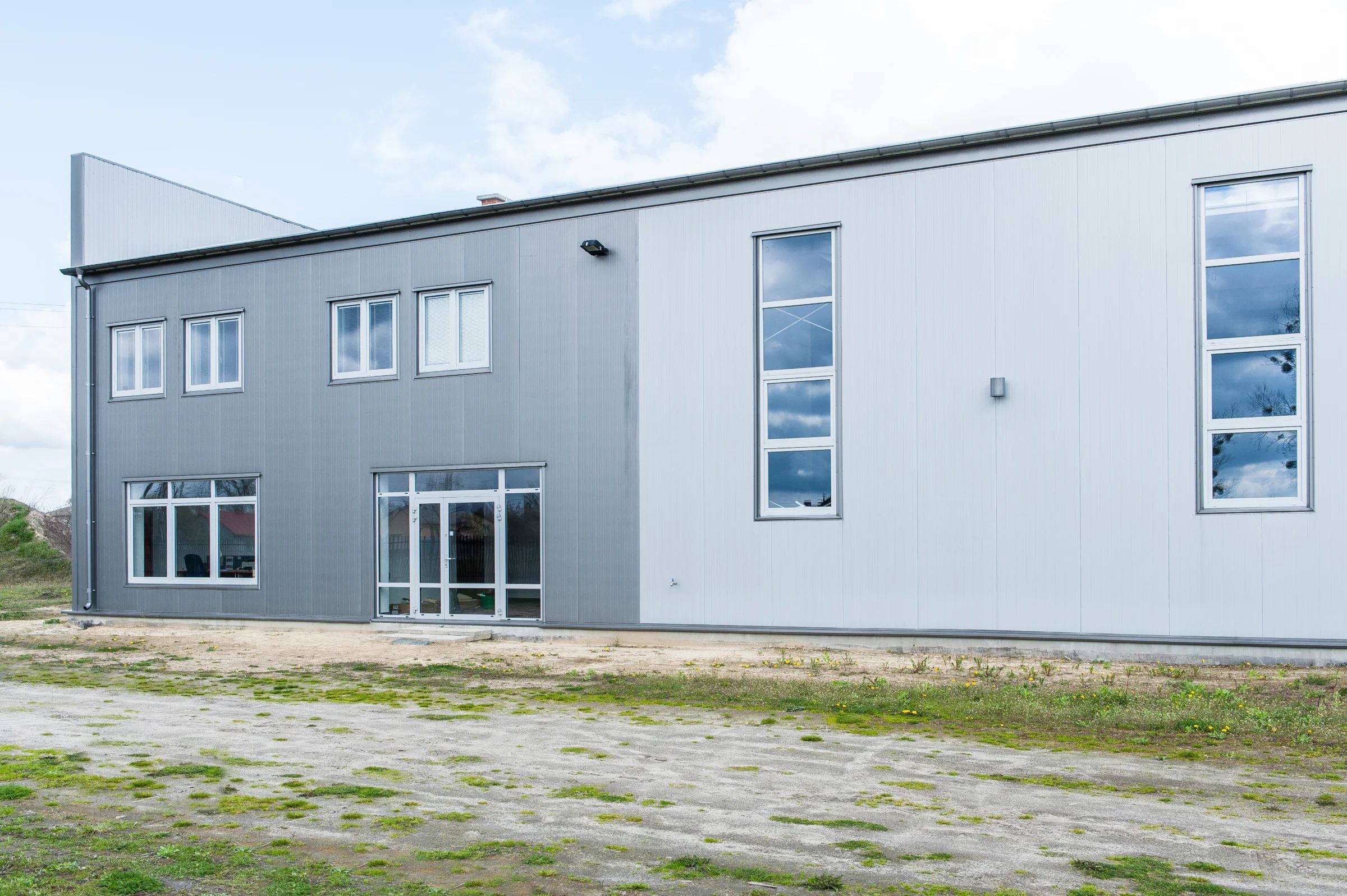 Hala magazynowa z częścią biurowo-administracyjną w Janikowie