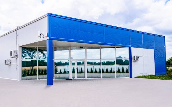 Hala magazynowo-usługowa stalowa 1600 m² dla branży odzieżowej w Kucinach