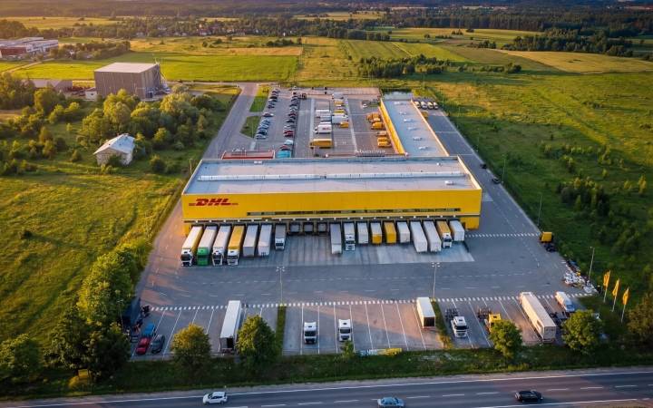 Hala logistyczna z sortownią przesyłek i biurowcem w Tuchomiu