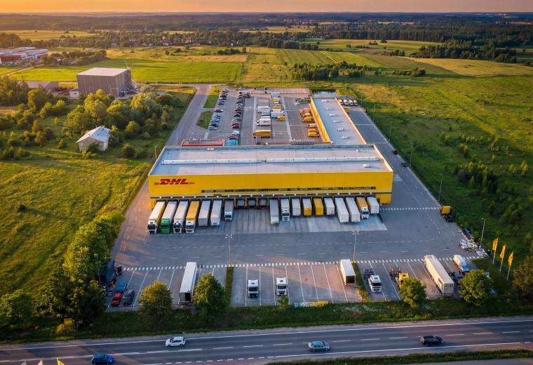 Hala logistyczna z sortownią przesyłek i biurowcem w Tuchomiu